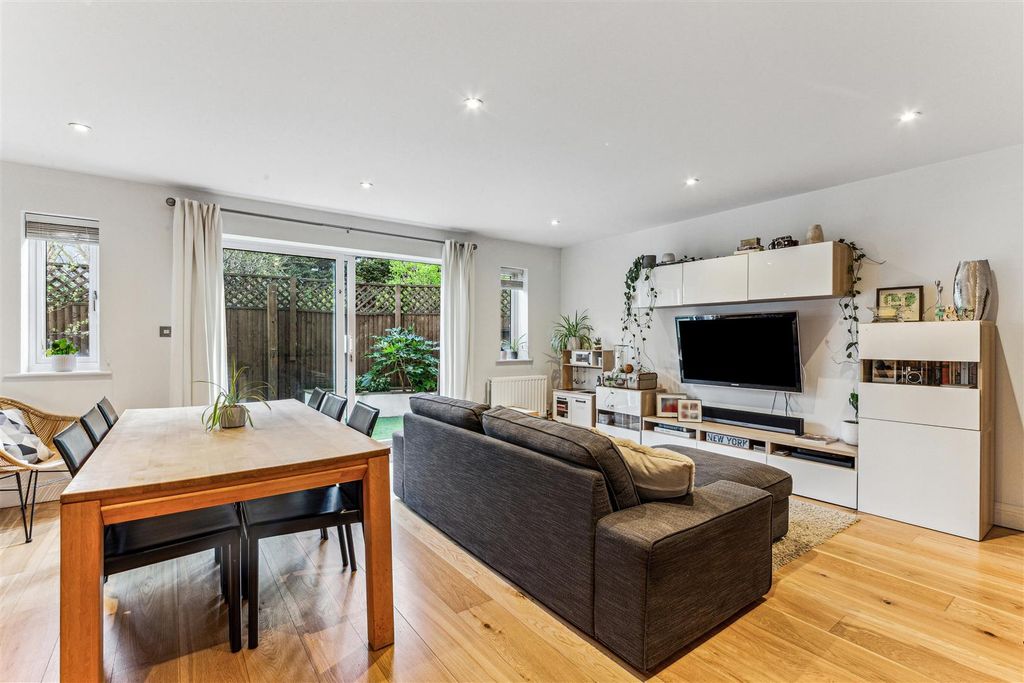 Property photo 2 of 12 Argyle Court, W4 - For Sale
