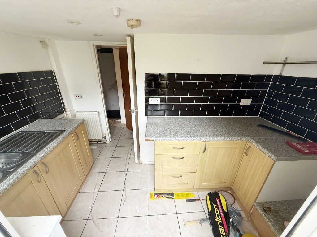Property photo 3 of 8 Kitchen