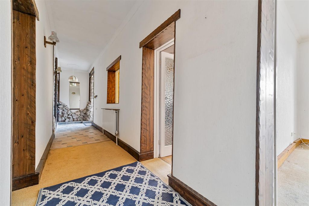 Property photo 2 of 13 Hallway