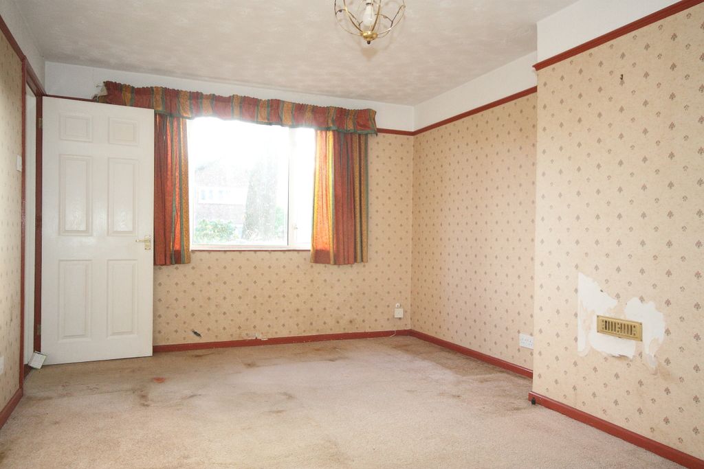 Property photo 2 of 12 Living/Dining Room