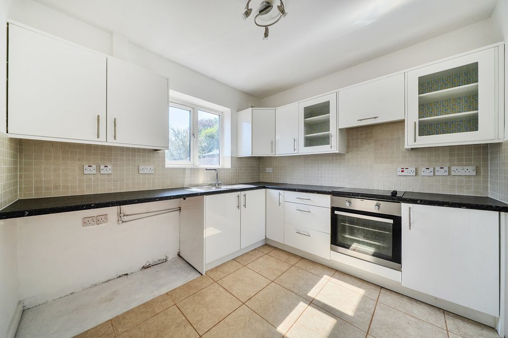 Property photo 3 of 19 Kitchen