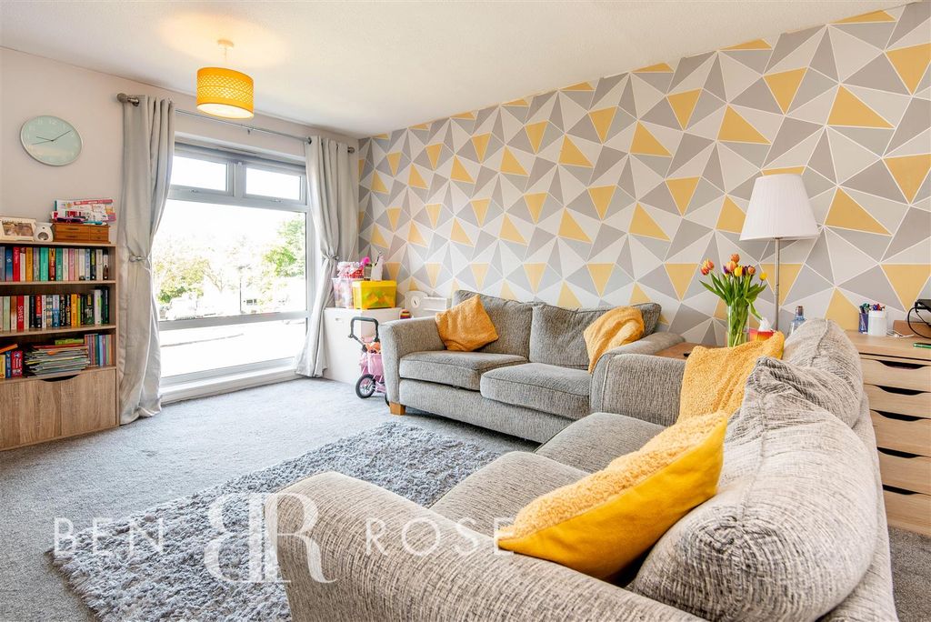 Property photo 2 of 22 Lounge