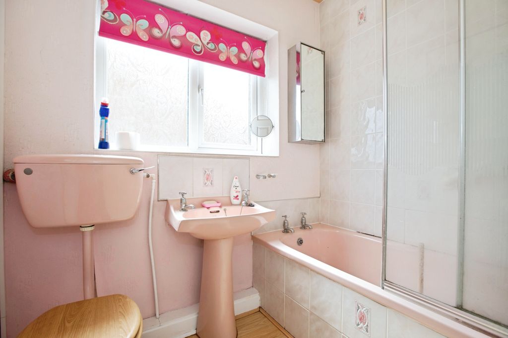 Property photo 3 of 16 Bathroom