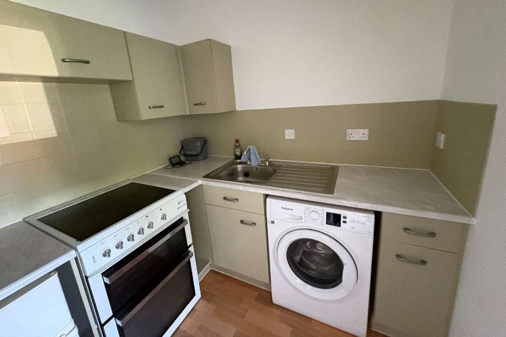 Property photo 3 of 5 Flat 38, Rochester Drive, Watford, Hertfordshire, Wd25 9Bj