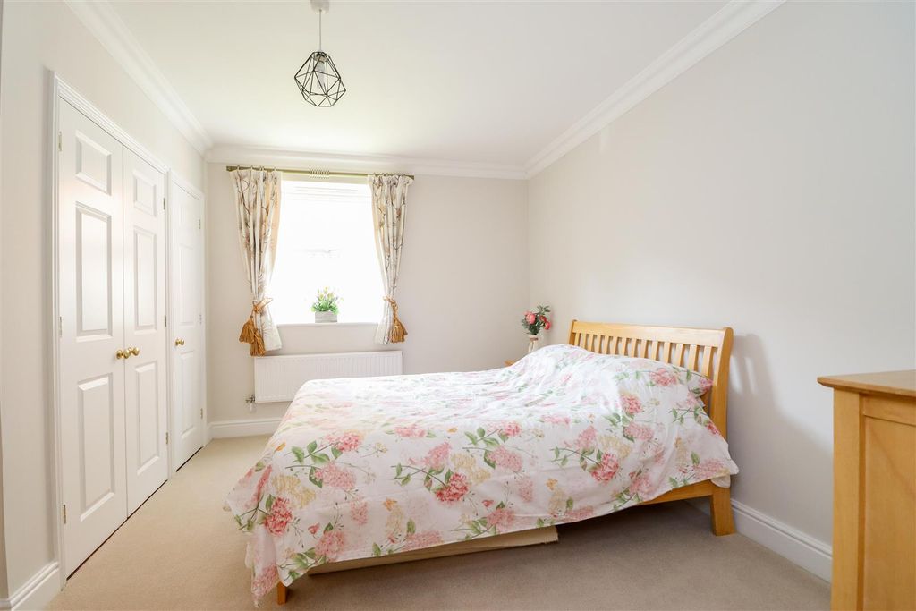 Additional image 10 of 2 bed flat for salePotters Place, Horsham RH12