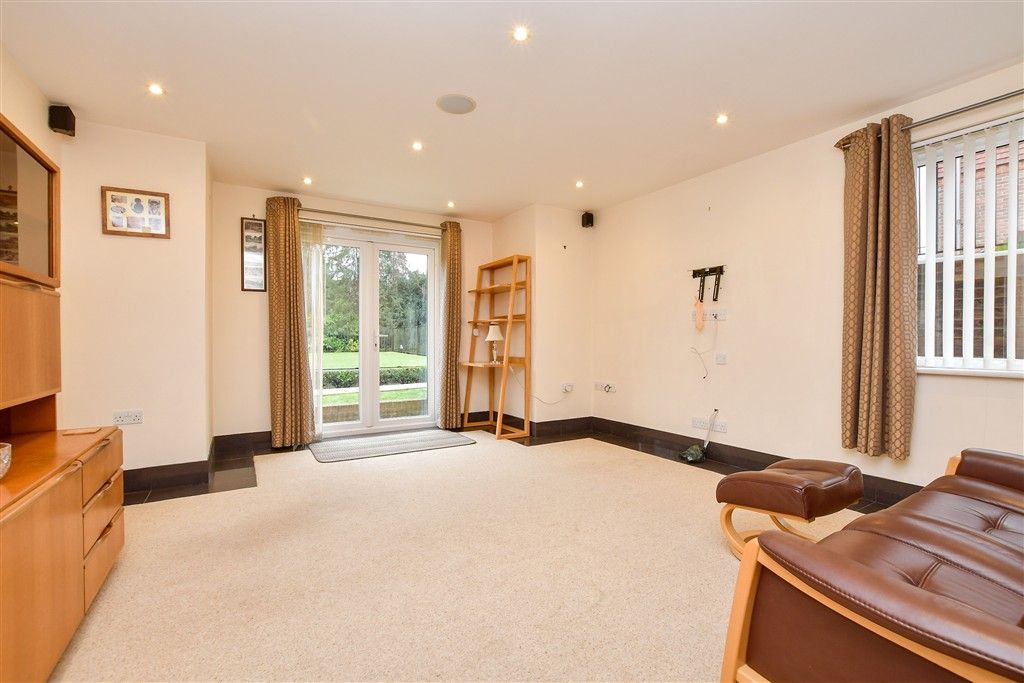 Property photo 3 of 18 Lounge