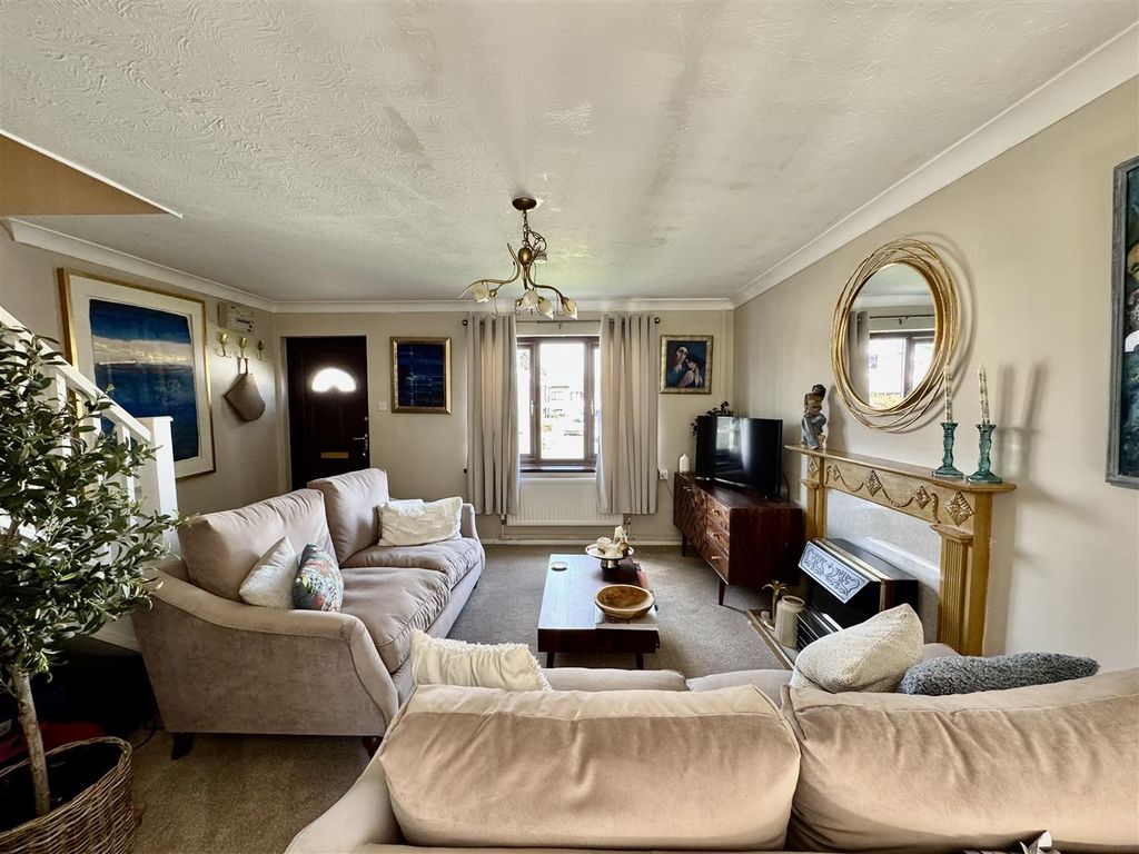 Property photo 2 of 14 Lounge