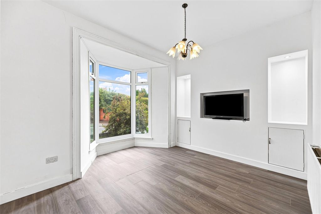 Property photo 3 of 19 Living Room