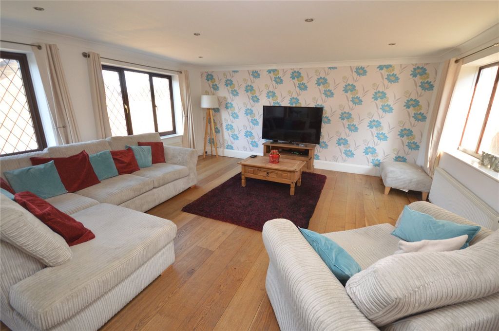 Property photo 2 of 19 Picture No. 12