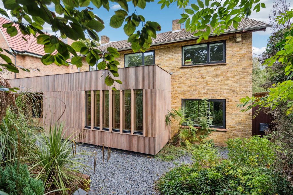 Property photo 2 of 20