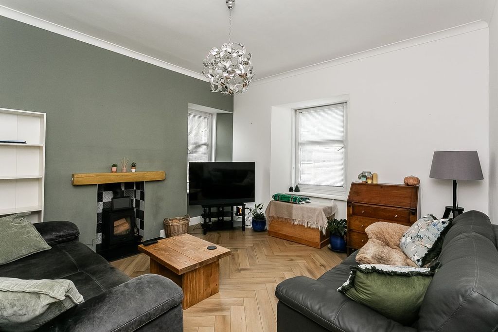Property photo 2 of 25