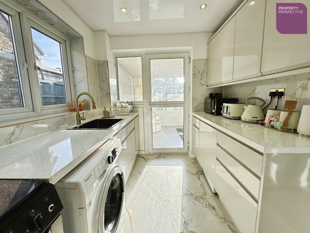 Property photo 3 of 16 Kitchen