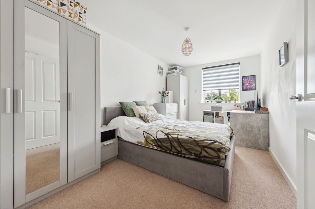 Property photo 3 of 13 Bed 1