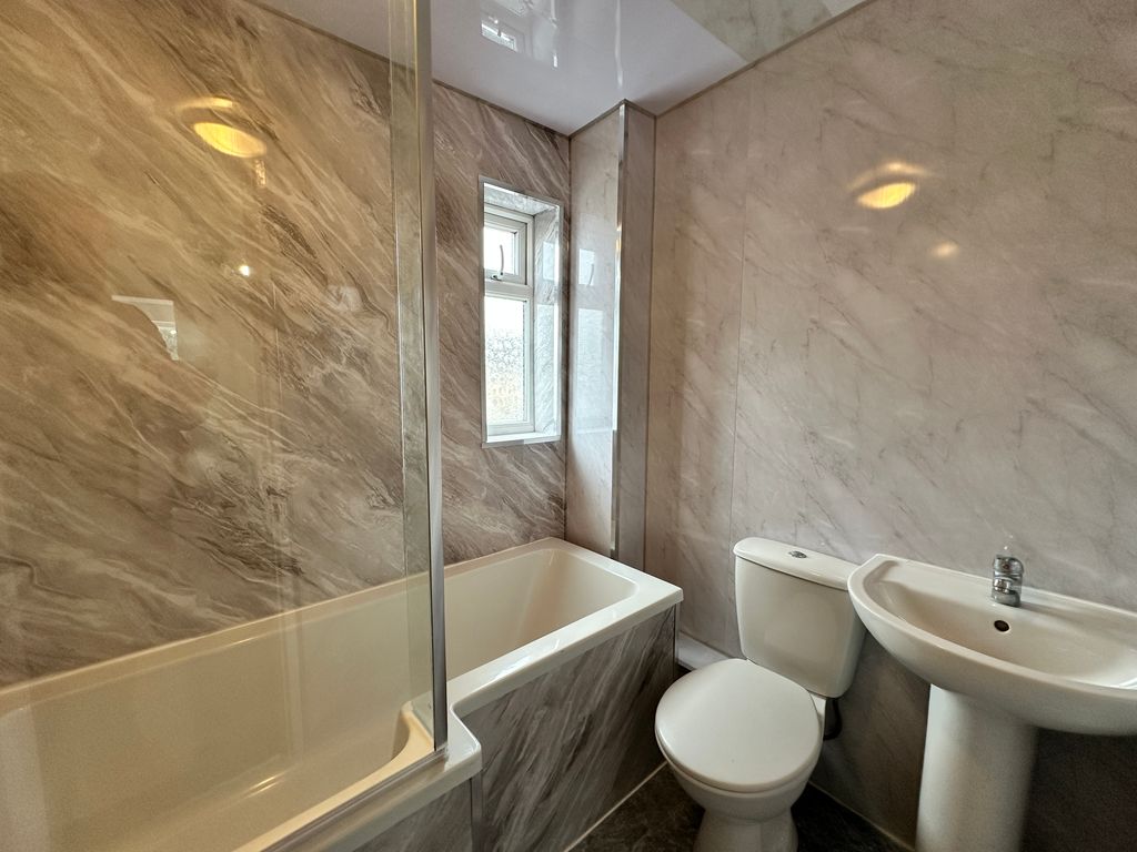 Property photo 3 of 19 3. Bathroom.Jpg