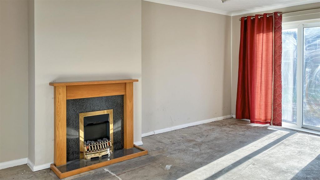 Property photo 2 of 8 Lounge