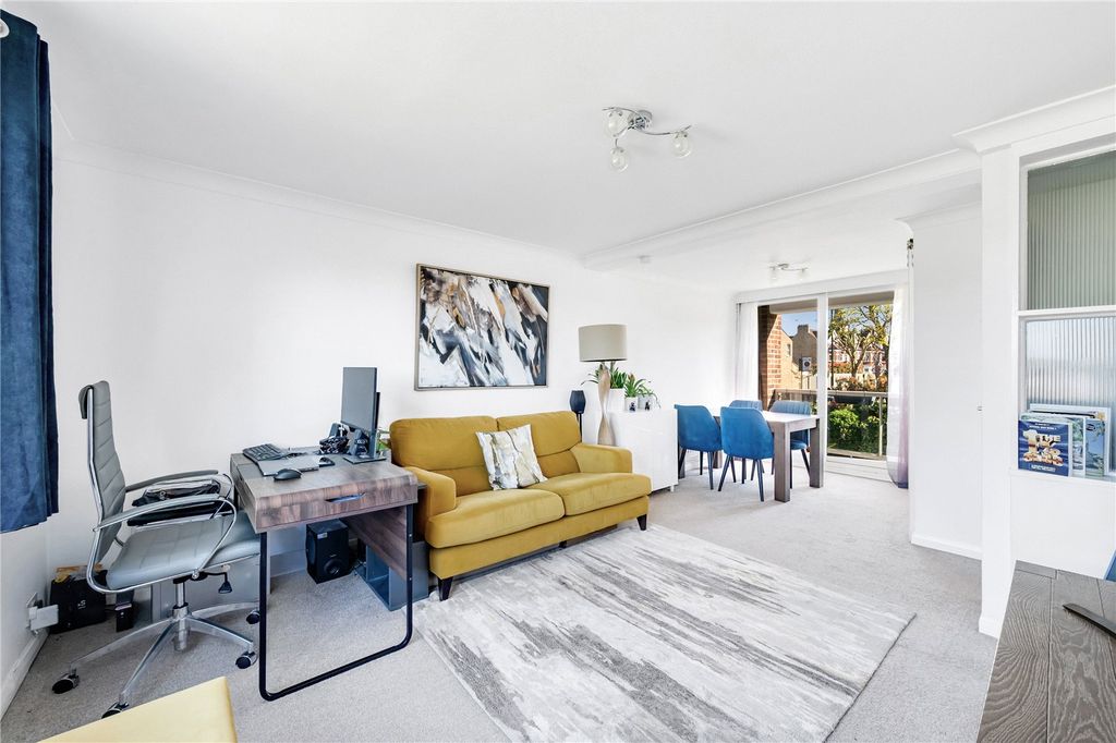 Property photo 1 of 10 Lounge