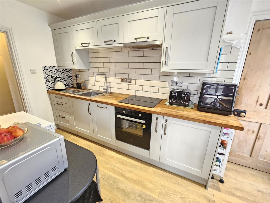 Property photo 3 of 12 Kitchen (2).Jpg