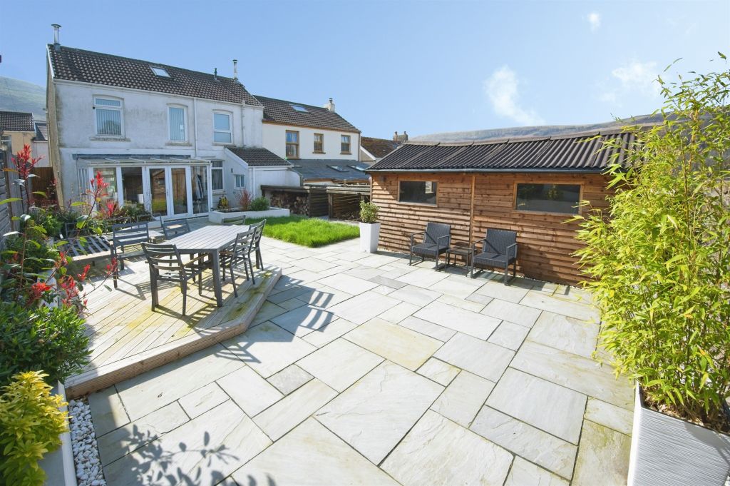 Property photo 2 of 28