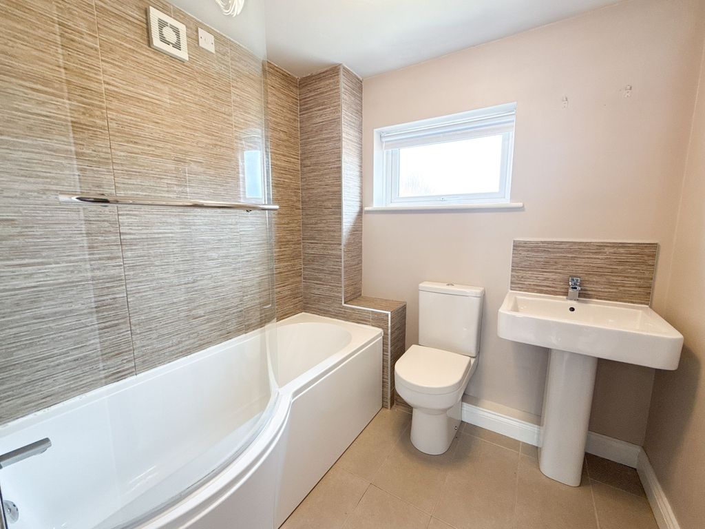 Property photo 3 of 11 Bathroom