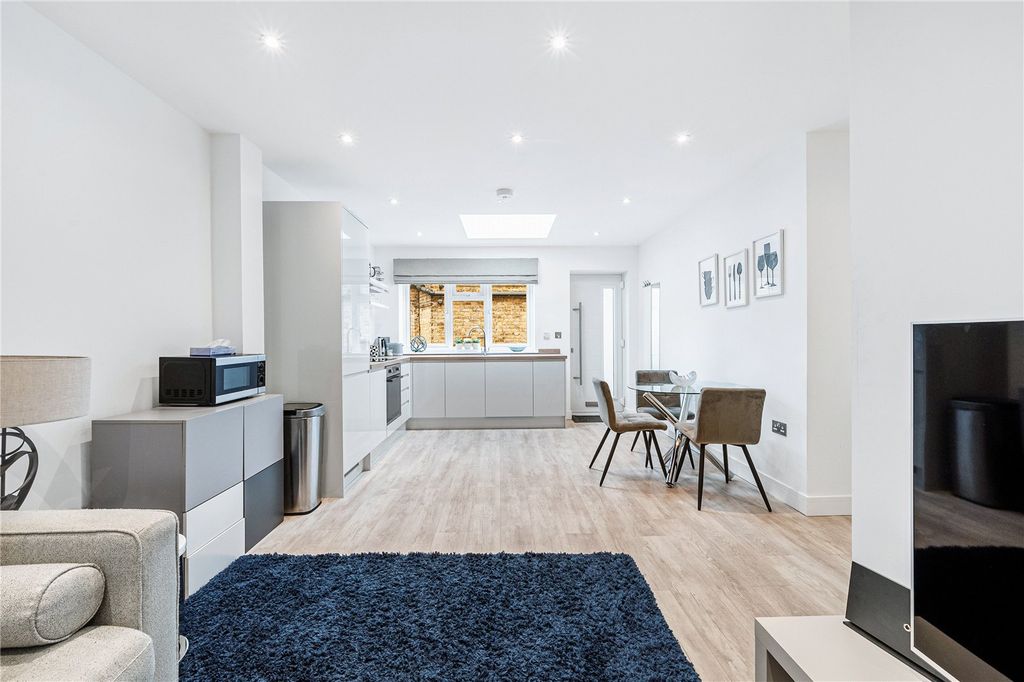 Property photo 3 of 11 Lounge