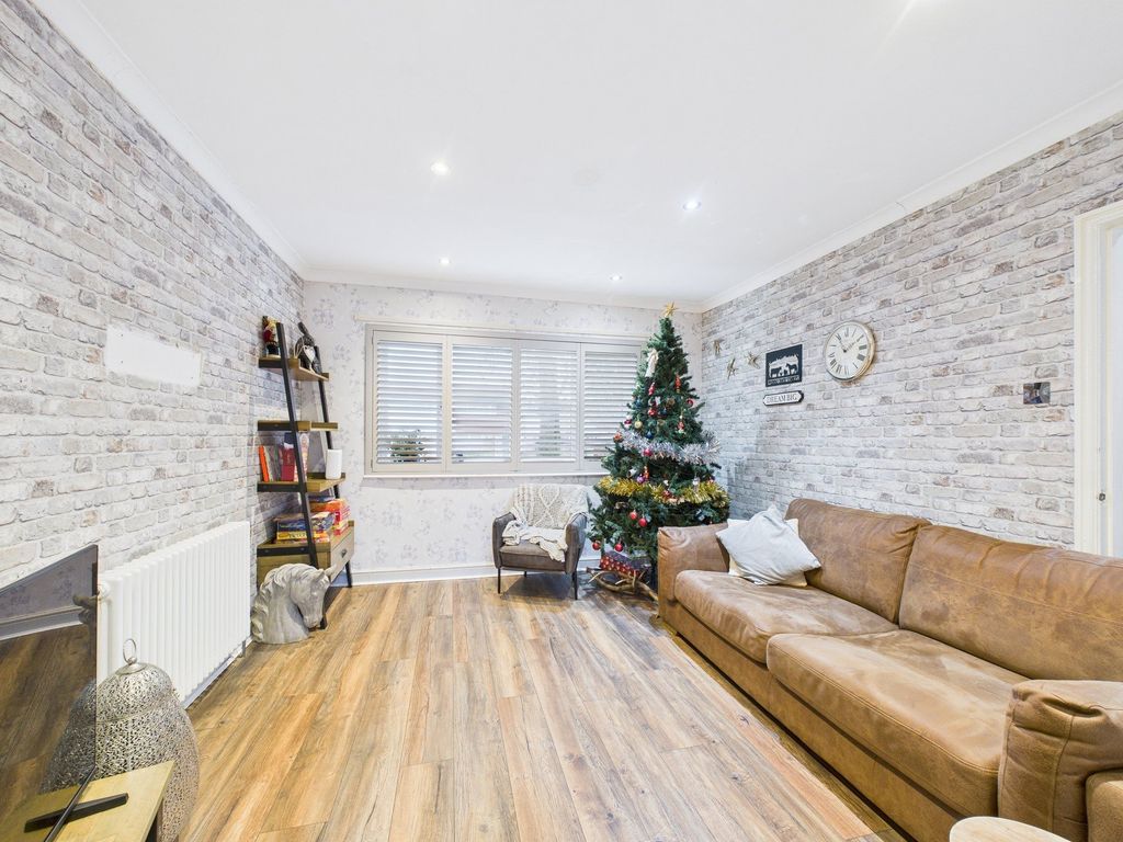 Property photo 2 of 11 Lounge