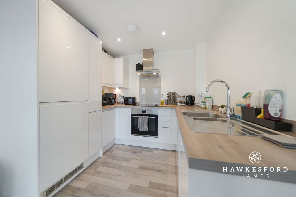 Property photo 3 of 10 Beckett Court - Kitchen