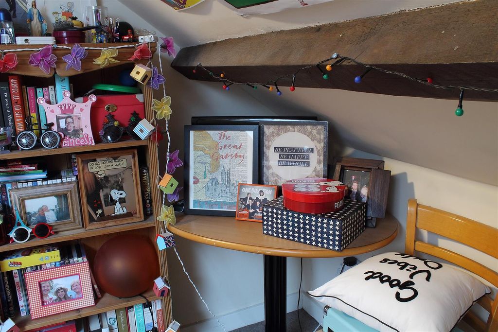 Property photo 3 of 22 4 Love Lane Bed 4.8.Jpg