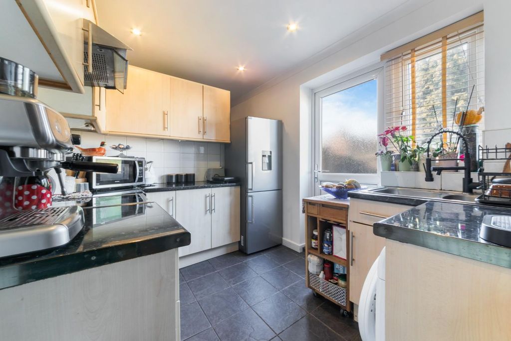Property photo 3 of 14 Darley Gardens