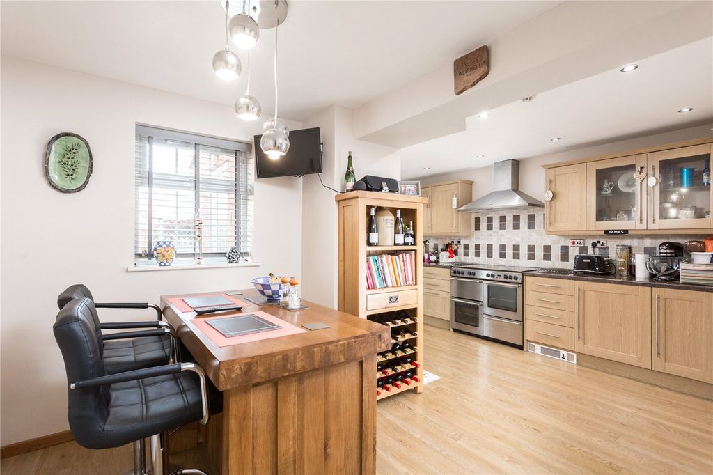 Property photo 2 of 16 Photos