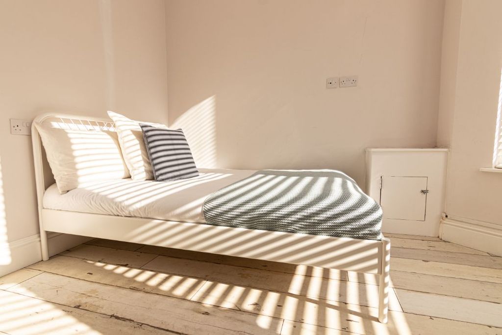 Property photo 3 of 13 85 Thornycroft Road