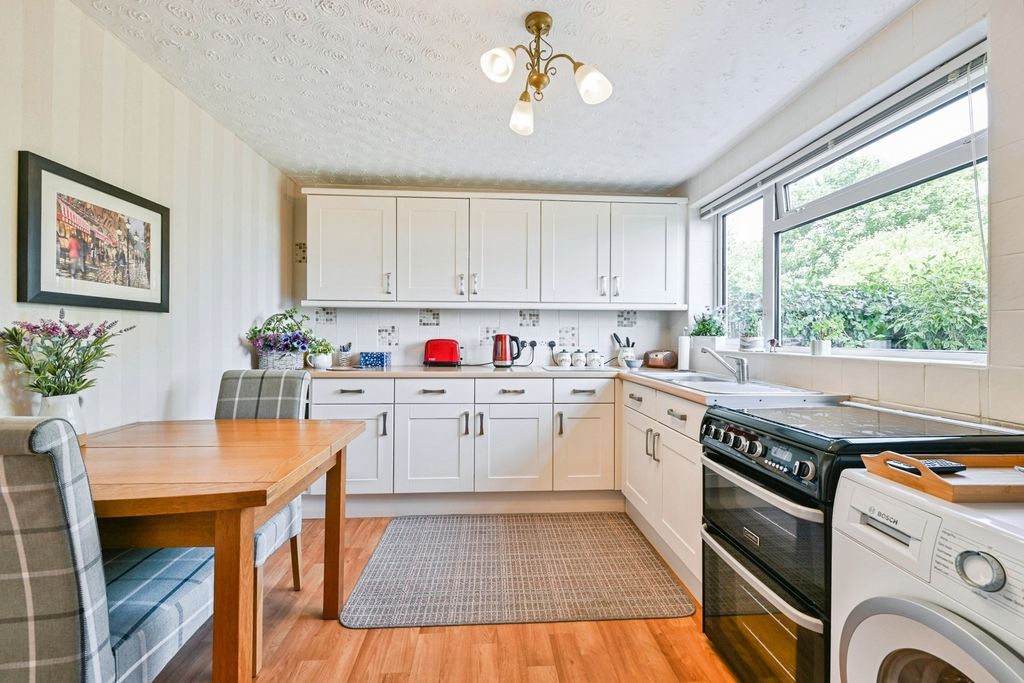 Property photo 3 of 18 Fitted Kitchen