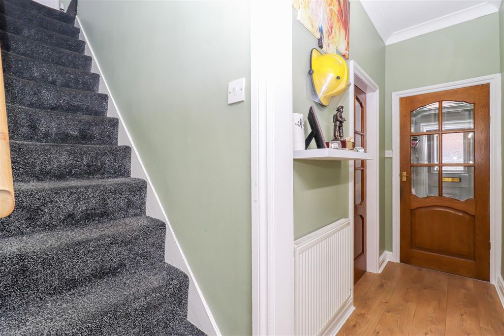 Property photo 3 of 10 Entrance Hall