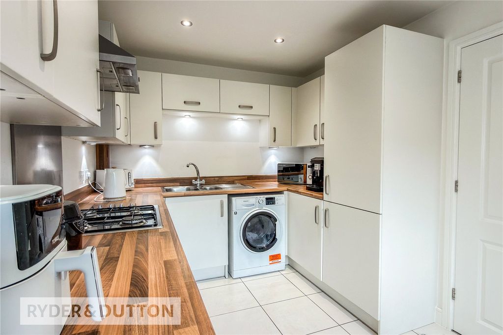 Property photo 3 of 17 Kitchen