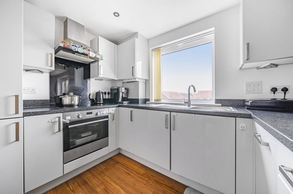 Property photo 3 of 10 Kitchen