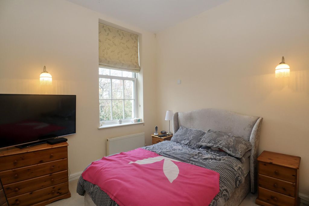 Property photo 3 of 10 Bedroom