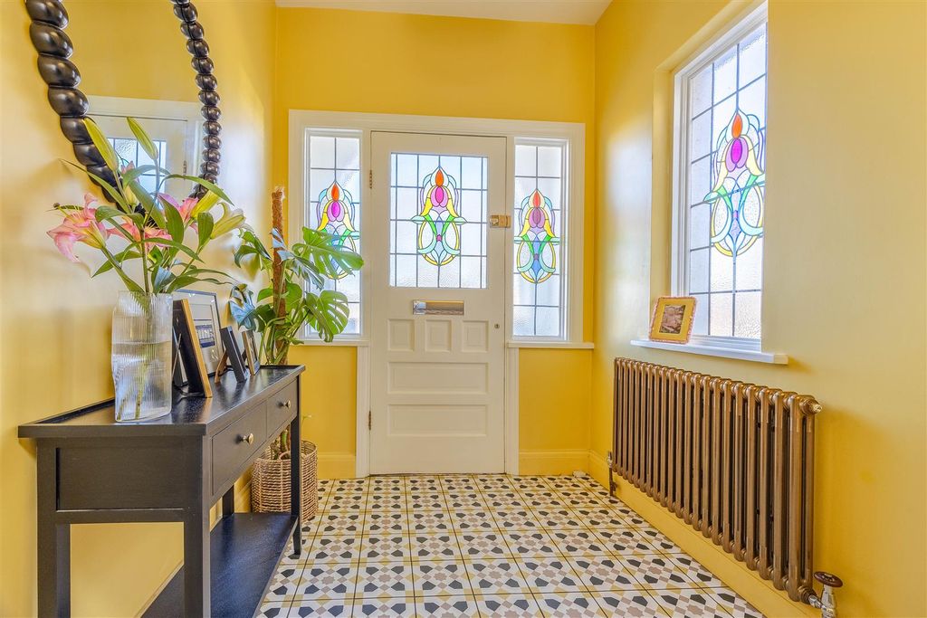 Property photo 3 of 35 Entrance Hall