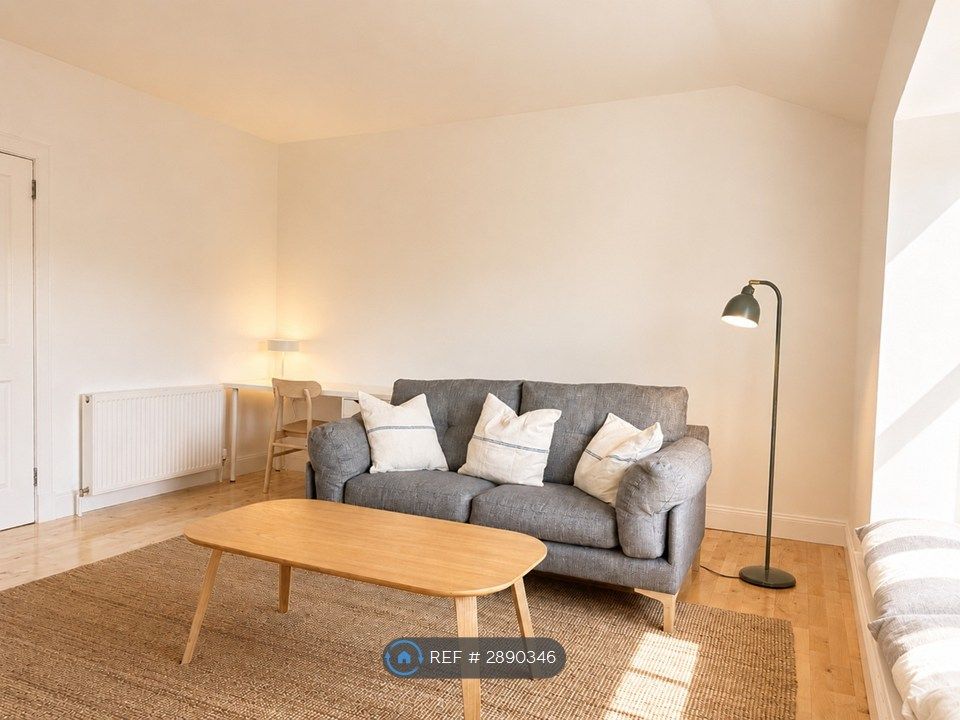 Property photo 1 of 13 Livingroom