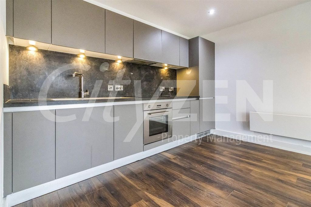 Property photo 3 of 19 Kitchen