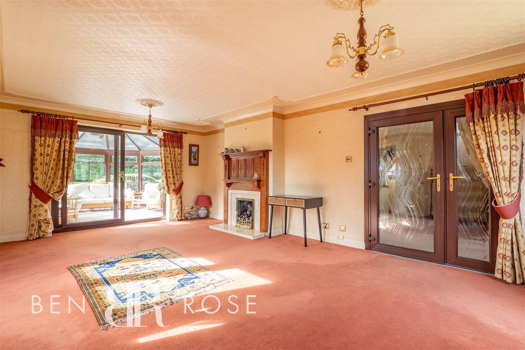 Property photo 2 of 43 Lounge