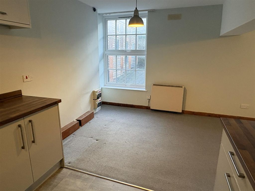 Property photo 3 of 10 Kitchen/Dining Area