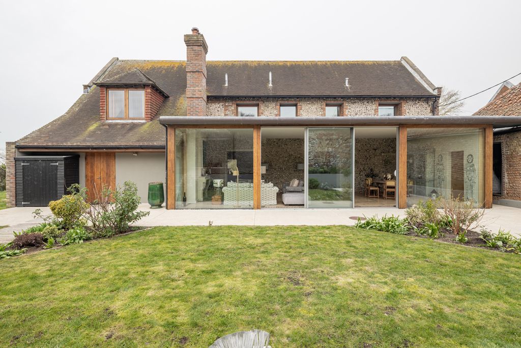 Property photo 1 of 32 331050 - Inigo_Dog_Kennel_Barn_Seagate_Bn25_2Ud-13.Jpg