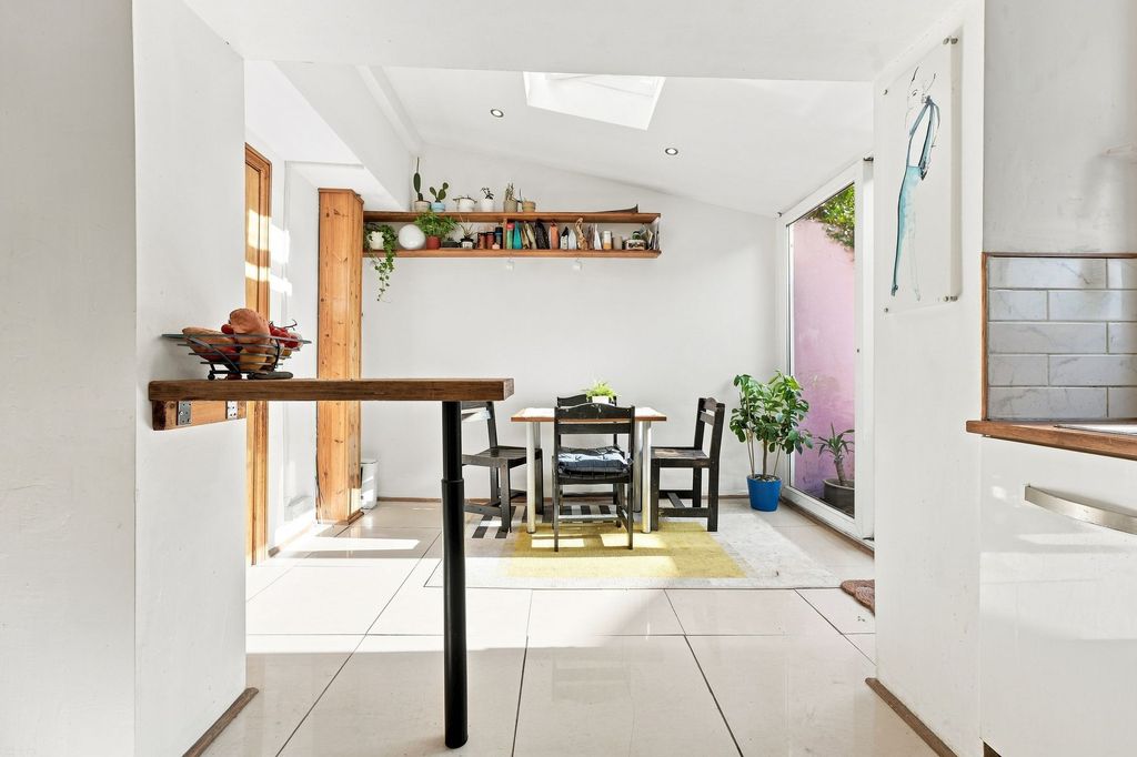 Property photo 2 of 31