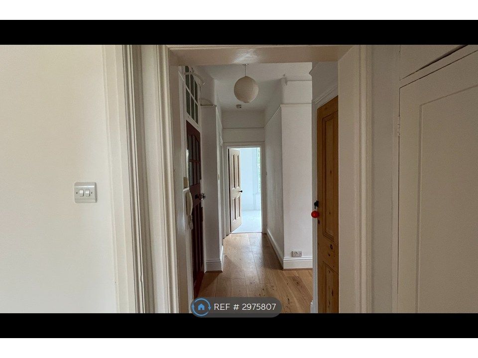 Property photo 3 of 7 Corridor