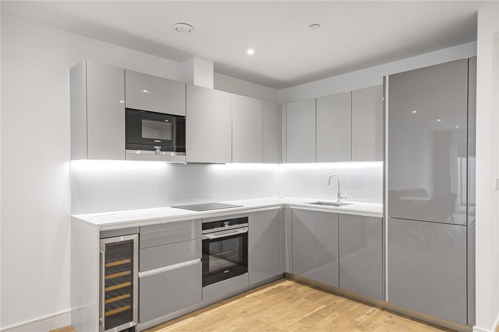 Property photo 3 of 10 Kitchen