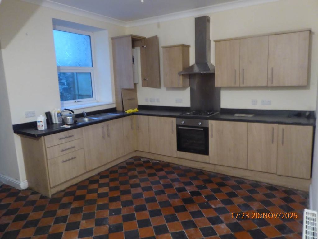 Property photo 3 of 9 Kitchen