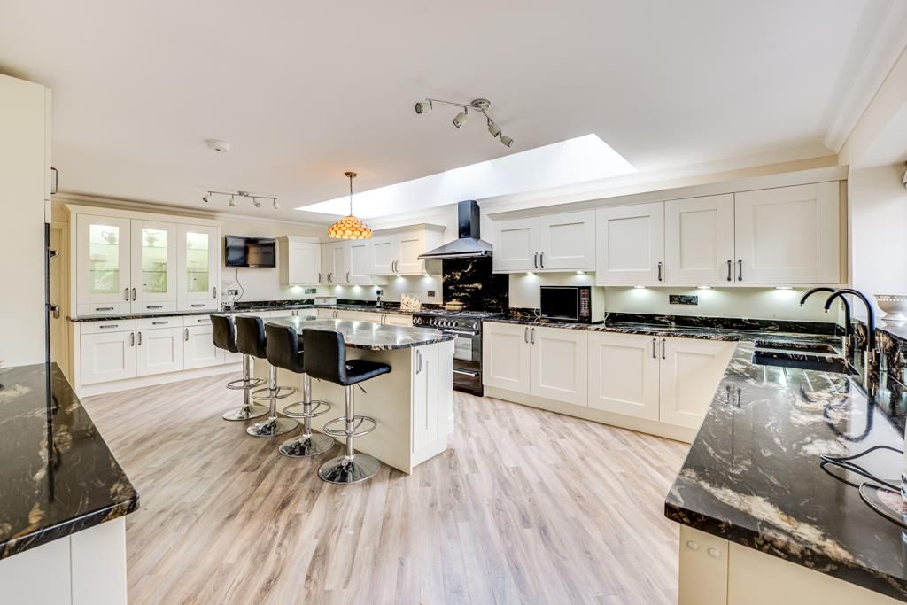 Property photo 3 of 48 165 Finedon Road, Irthlingborough - Kitchen-1.Jpg
