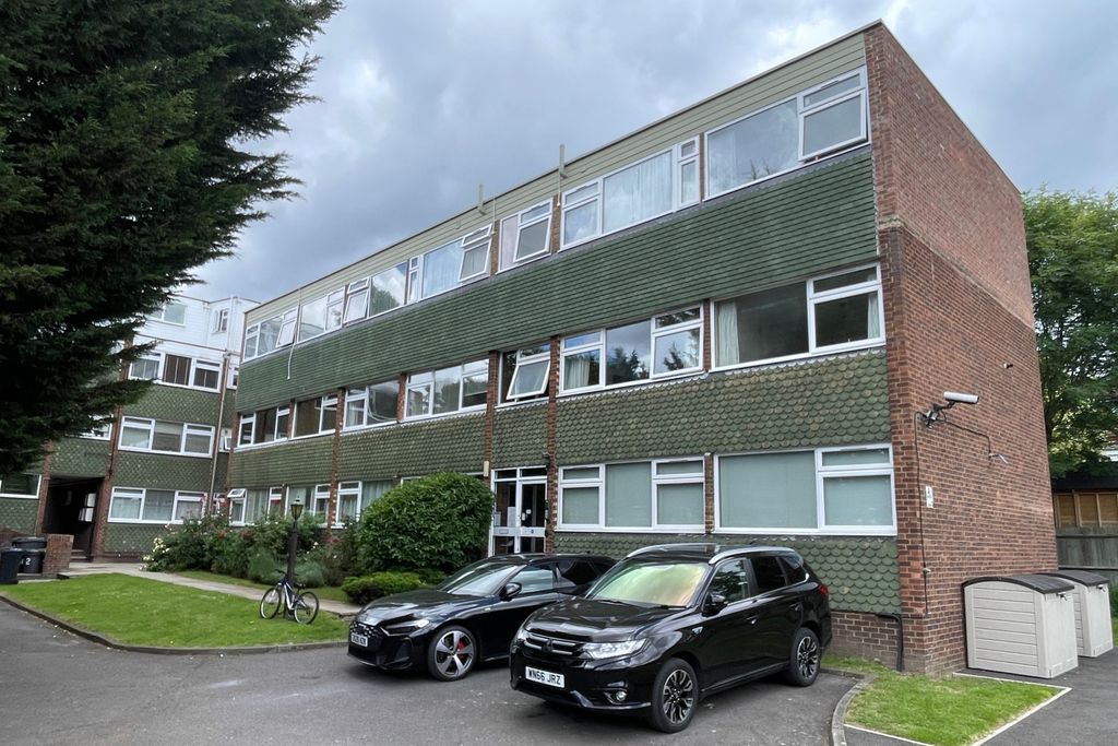 Property photo 1 of 9 3 Valley Court, 38 Cavendish Avenue, Woodford Green, Essex, Ig8 9Db