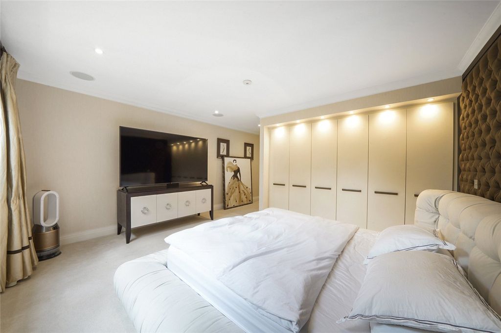 Property photo 3 of 14 Principal Bedroom