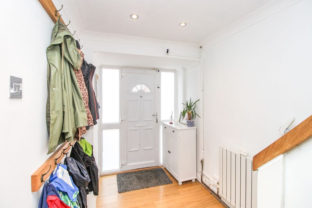 Property photo 2 of 16 Entrance Hall