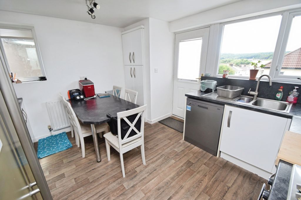 Property photo 3 of 16 168A06Bb-Kitchen